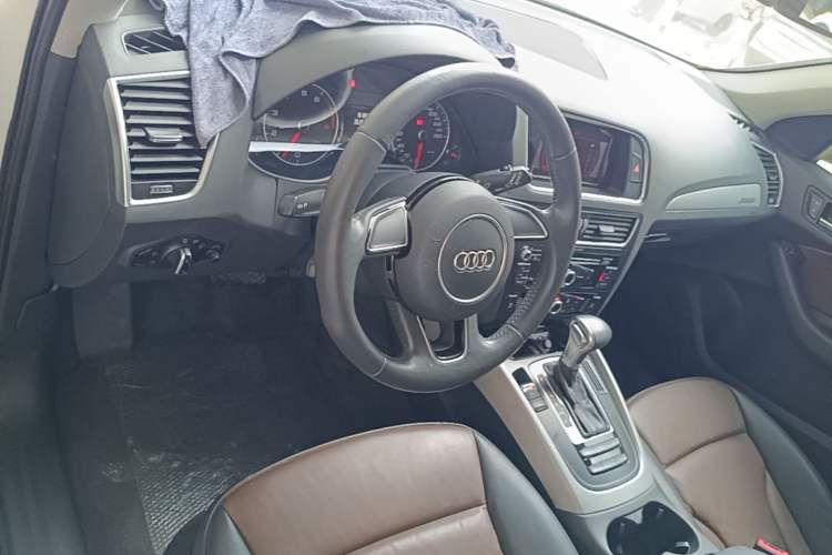 Used Audi Q5 2017 Plus 40 TFSI Ambition Model Center Console