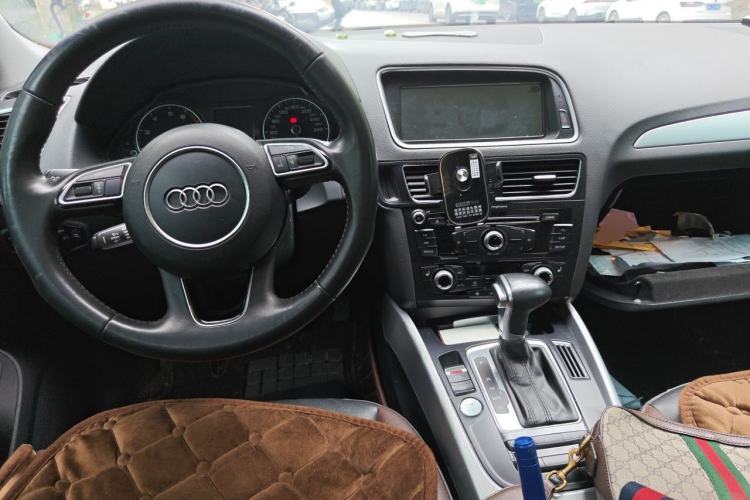 Used Audi Q5 2017 Plus 40 TFSI Technology Model Center Console