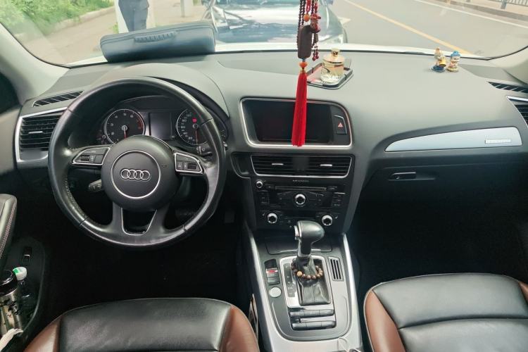 Used Audi Q5 2017 Plus 40 TFSI Technology Model Center Console