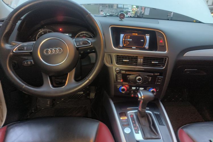 Used Audi Q5 2017 Plus 40 TFSI Technology Model Center Console