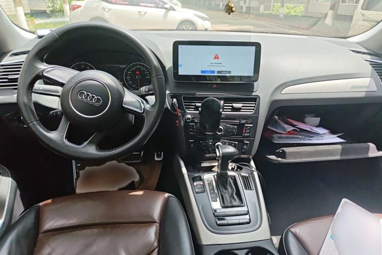 Used Audi Q5 2017 Plus 40 TFSI Ambition Model Center Console