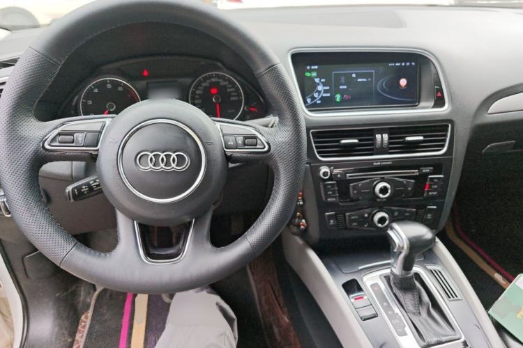 Used Audi Q5 2017 40 TFSI Ambition Edition Center Console