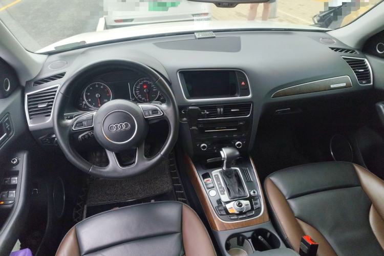 Used Audi Q5 2017 40 TFSI Comfort Model Center Console
