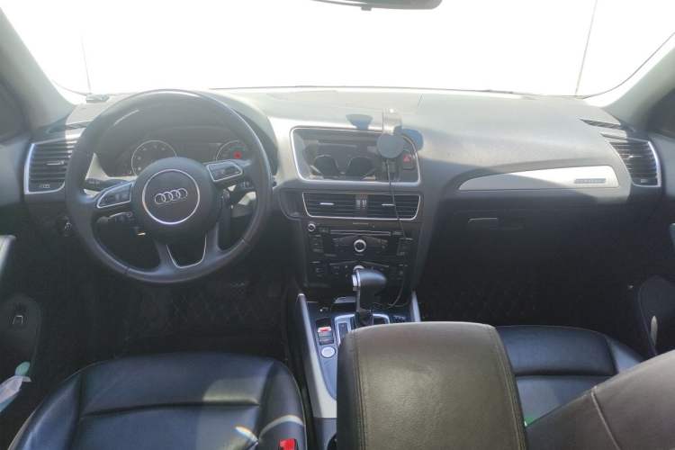 Used Audi Q5 2017 40 TFSI Ambition Edition Center Console