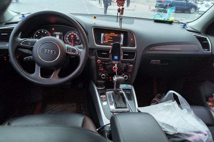 Used Audi Q5 2017 Plus 40 TFSI Technology Model Center Console