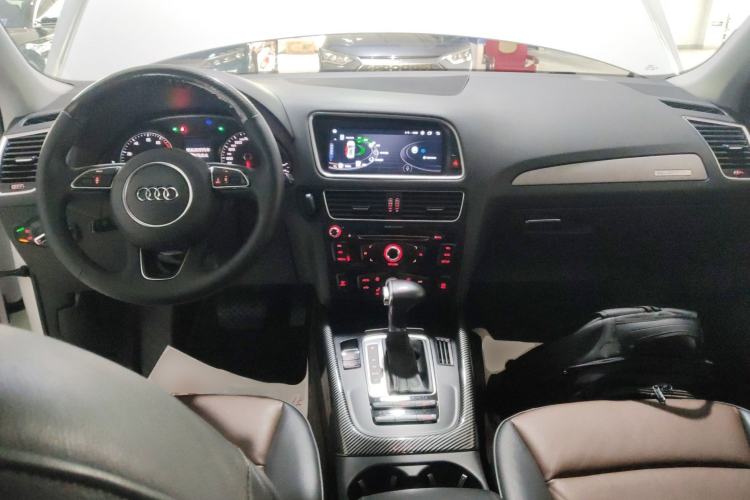 Used Audi Q5 2017 40 TFSI Ambition Edition Center Console