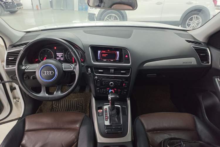 Used Audi Q5 2017 40 TFSI Ambition Edition Center Console