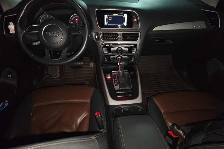 Used Audi Q5 2017 Plus 40 TFSI Ambition Model Center Console