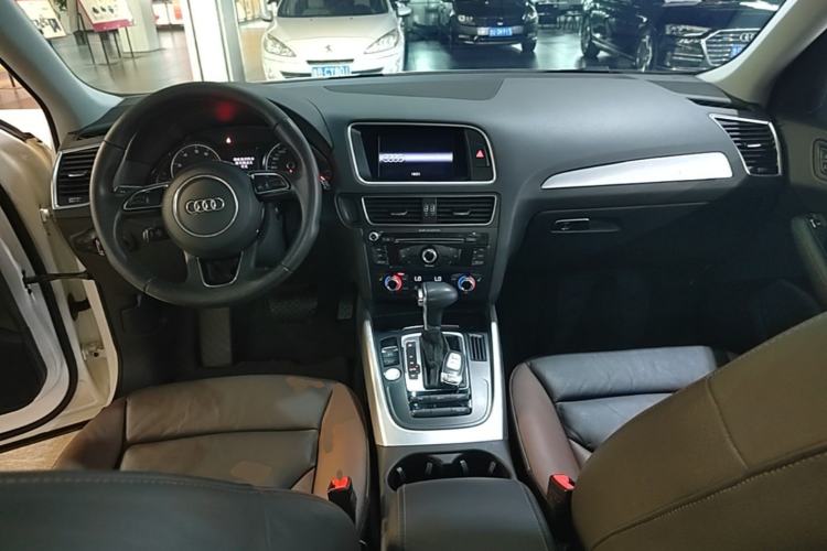 Used Audi Q5 2017 Plus 40 TFSI Technology Model Center Console