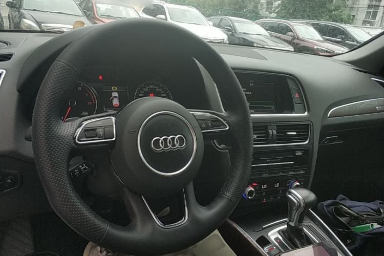 Used Audi Q5 2017 40 TFSI Comfort Model Center Console