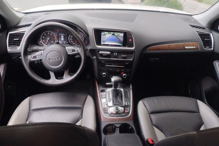 Used Audi Q5 2017 Plus 40 TFSI Comfort Model Center Console