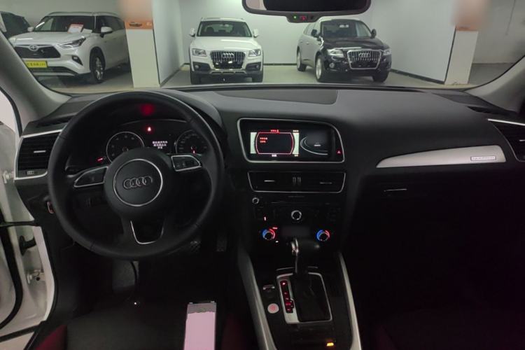 Used Audi Q5 2017 Plus 40 TFSI Technology Model Center Console