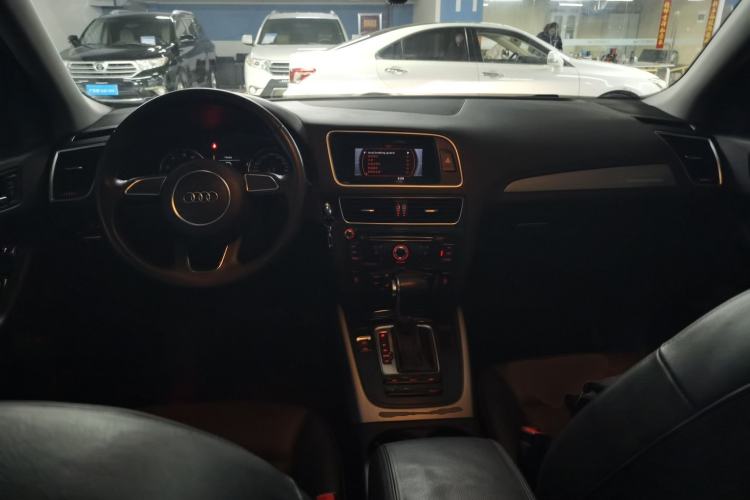 Used Audi Q5 2017 Plus 40 TFSI Ambition Model Center Console