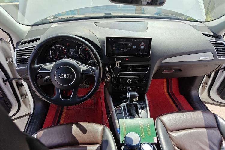 Used Audi Q5 2017 Plus 40 TFSI Ambition Model Center Console