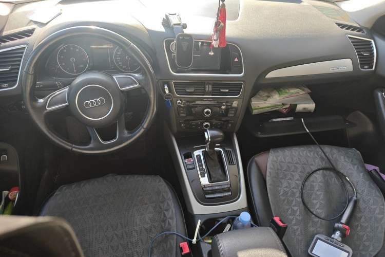 Used Audi Q5 2017 40 TFSI Ambition Edition Center Console