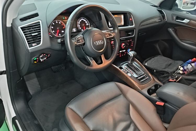 Used Audi Q5 2017 Plus 40 TFSI Technology Model Center Console