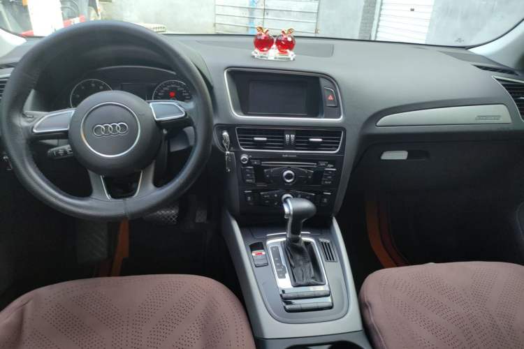 Used Audi Q5 2017 Plus 40 TFSI Ambition Model Center Console
