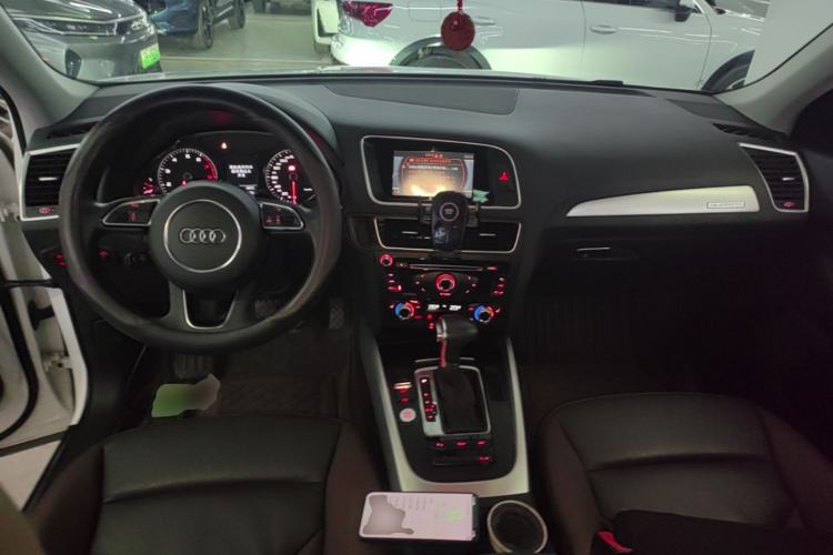 Used Audi Q5 2017 Plus 40 TFSI Technology Model Center Console