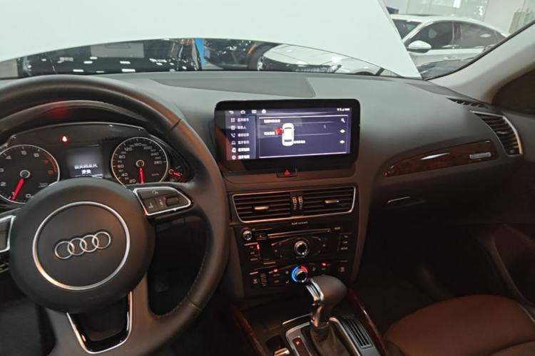 Used Audi Q5 2017 40 TFSI Ambition Edition Center Console
