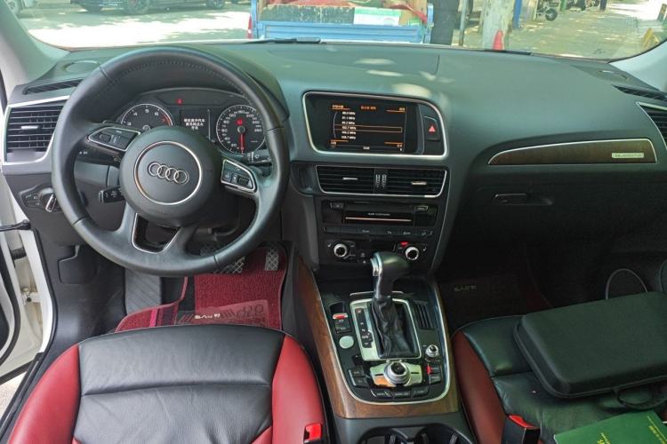 Used Audi Q5 2017 Plus 40 TFSI Comfort Model Center Console