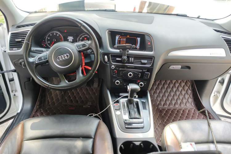 Used Audi Q5 2017 40 TFSI Technology Edition Center Console