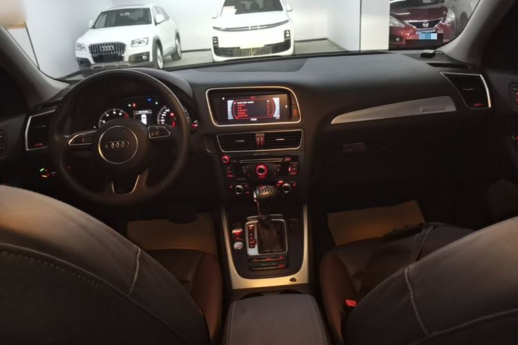 Used Audi Q5 2017 Plus 40 TFSI Technology Model Center Console