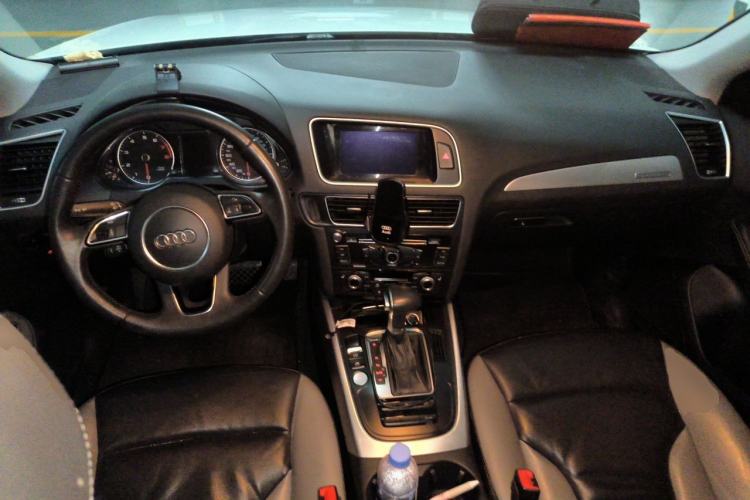 Used Audi Q5 2017 Plus 40 TFSI Technology Model Center Console