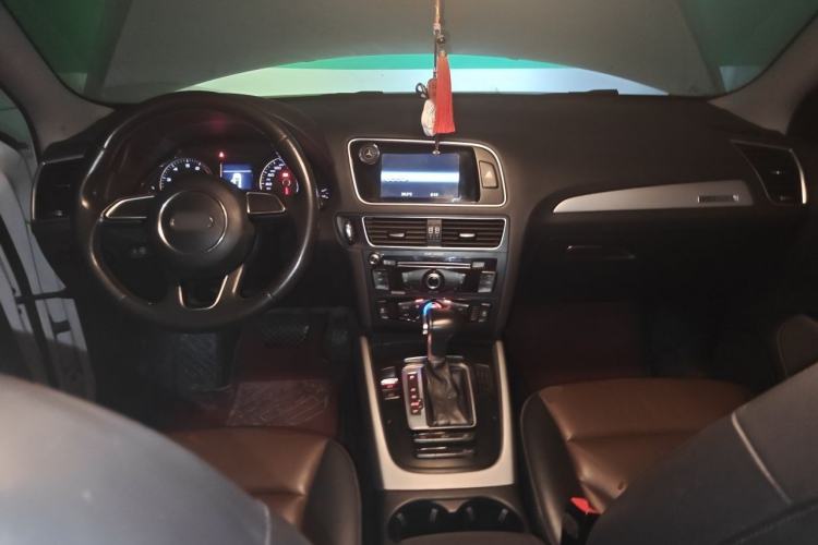 Used Audi Q5 2017 40 TFSI Ambition Edition Center Console