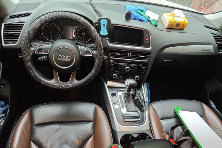 Used Audi Q5 2017 Plus 40 TFSI Technology Model Center Console