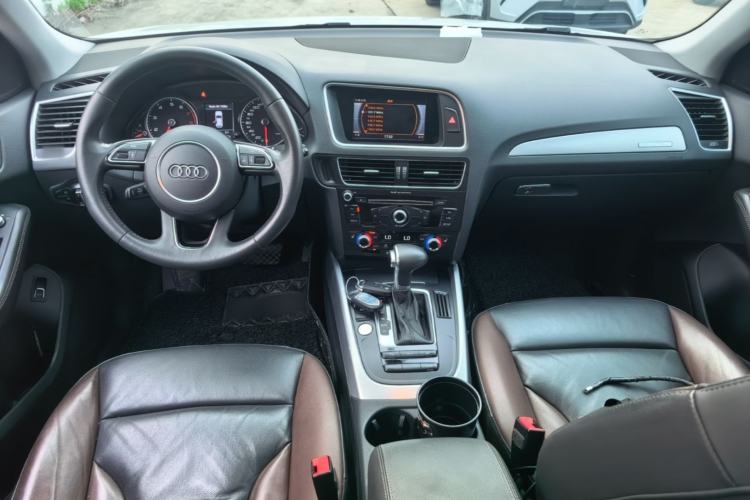 Used Audi Q5 2017 Plus 40 TFSI Technology Model Center Console