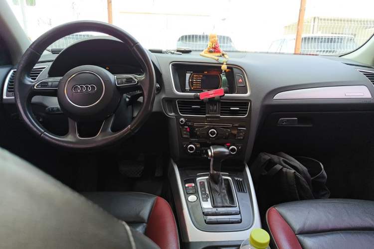 Used Audi Q5 2017 Plus 40 TFSI Technology Model Center Console