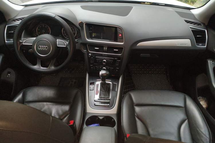 Used Audi Q5 2017 40 TFSI Ambition Edition Center Console