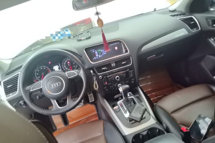 Used Audi Q5 2017 Plus 40 TFSI Ambition Model Center Console