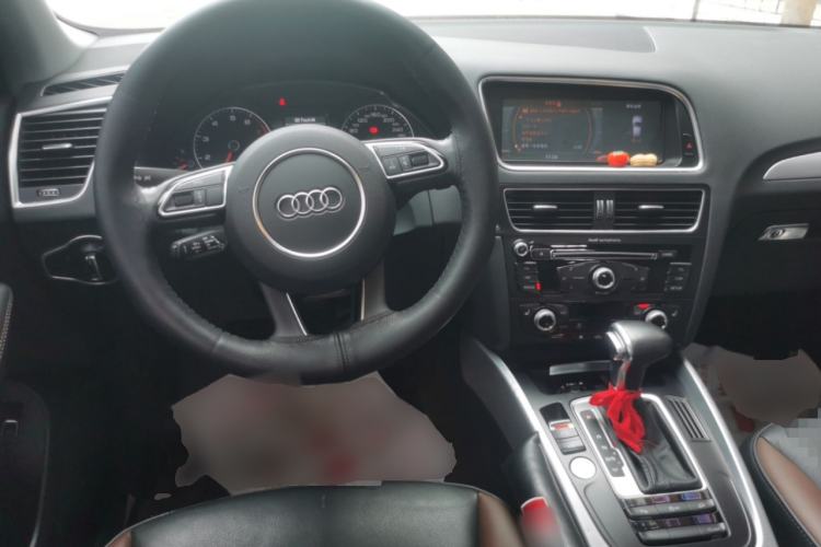 Used Audi Q5 2017 Plus 40 TFSI Technology Model Center Console