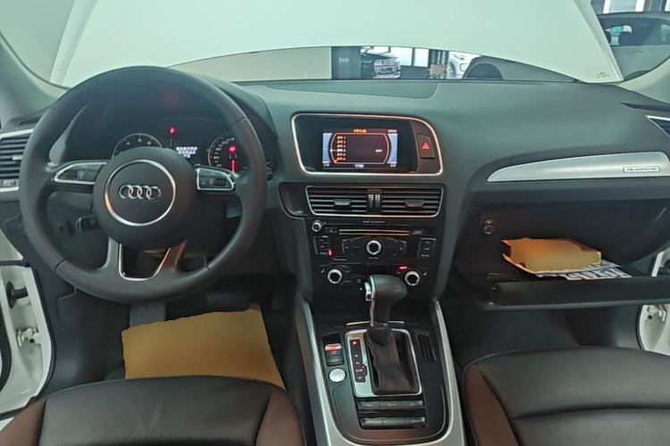 Used Audi Q5 2017 Plus 40 TFSI Technology Model Center Console