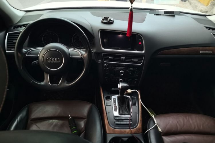 Used Audi Q5 2017 Plus 40 TFSI Ambition Model Center Console