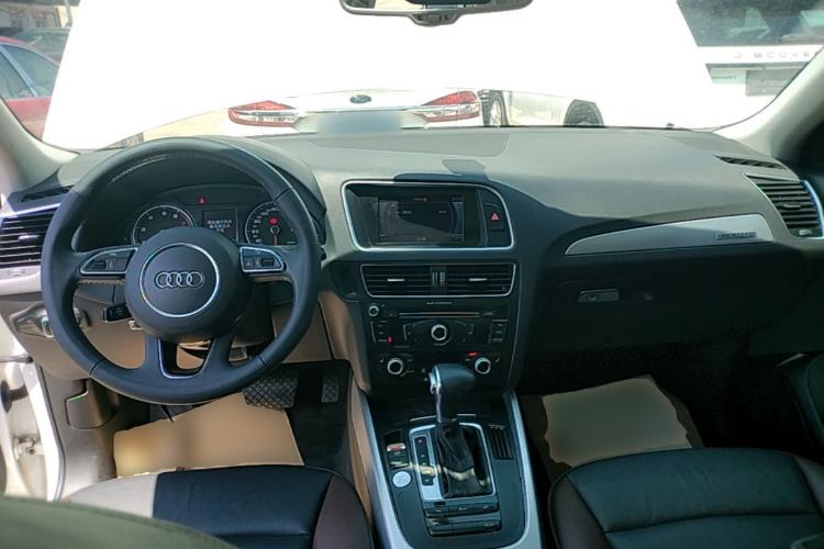 Used Audi Q5 2017 Plus 40 TFSI Technology Model Center Console