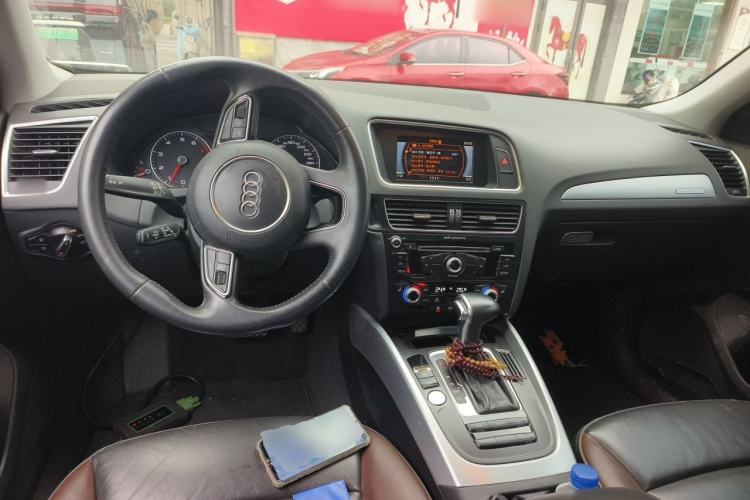 Used Audi Q5 2017 Plus 40 TFSI Technology Model Center Console
