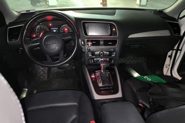 Used Audi Q5 2017 40 TFSI Ambition Edition Center Console