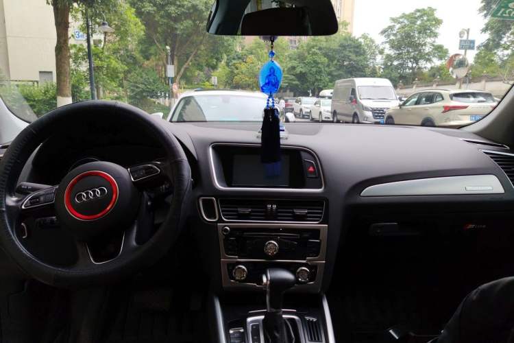Used Audi Q5 2017 40 TFSI Technology Edition Center Console