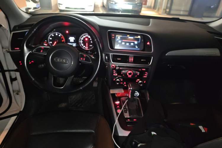 Used Audi Q5 2017 40 TFSI Technology Edition Center Console