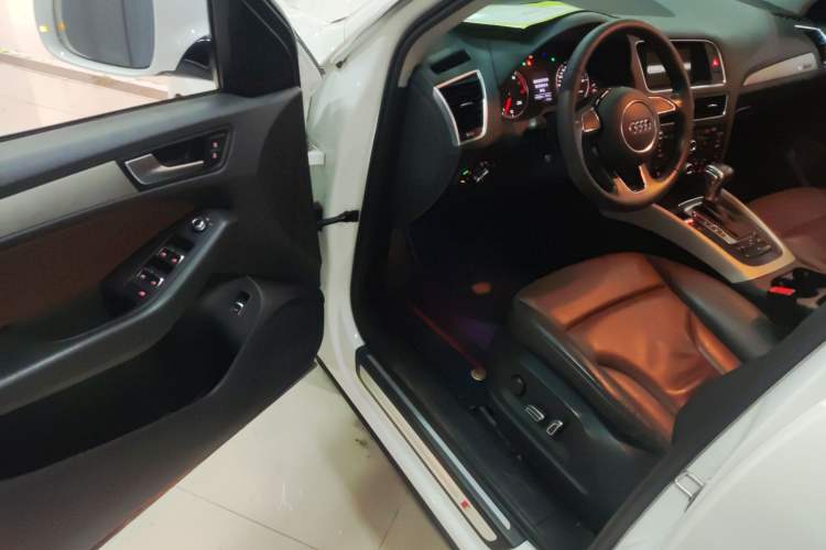 Used Audi Q5 2017 Plus 40 TFSI Ambition Model Driver Seat