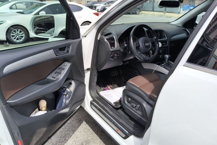 Used Audi Q5 2017 Plus 40 TFSI Ambition Model Driver Seat
