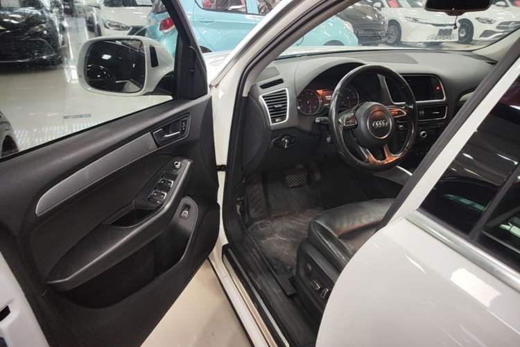 Used Audi Q5 2017 40 TFSI Technology Edition Driver Seat