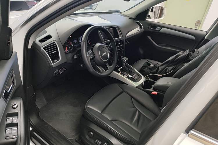 Used Audi Q5 2017 40 TFSI Technology Edition Driver Seat