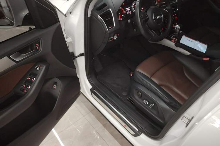 Used Audi Q5 2017 Plus 40 TFSI Ambition Model Driver Seat