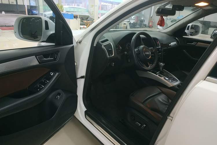Used Audi Q5 2017 Plus 40 TFSI Technology Model Driver Seat