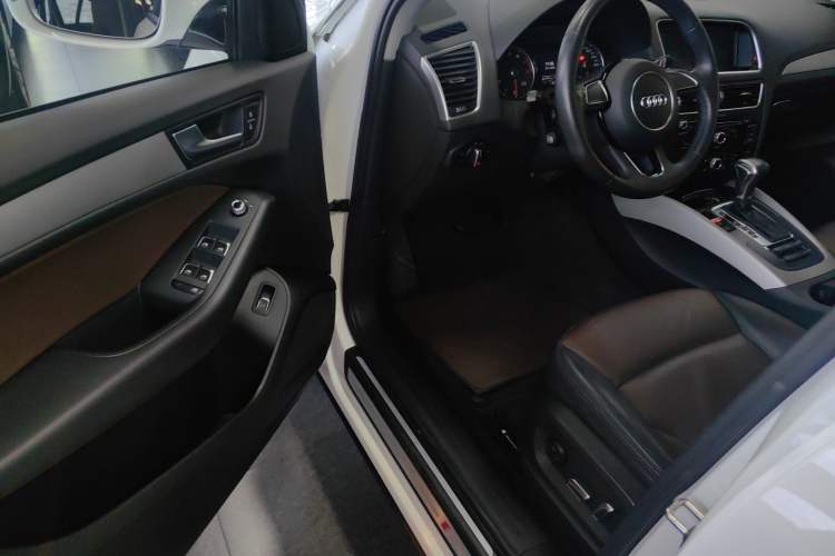 Used Audi Q5 2017 Plus 40 TFSI Ambition Model Driver Seat