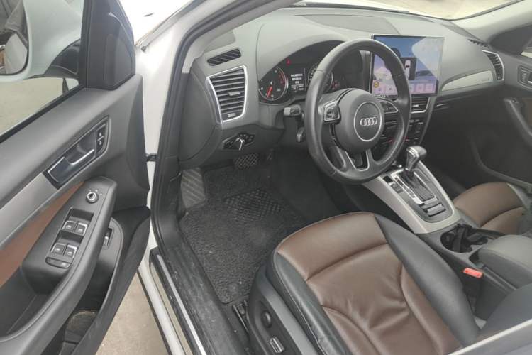 Used Audi Q5 2017 Plus 40 TFSI Ambition Model Driver Seat