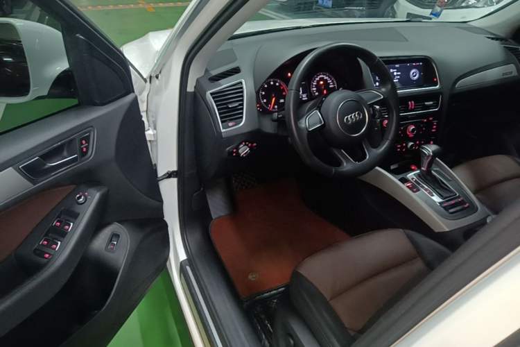 Used Audi Q5 2017 Plus 40 TFSI Ambition Model Driver Seat